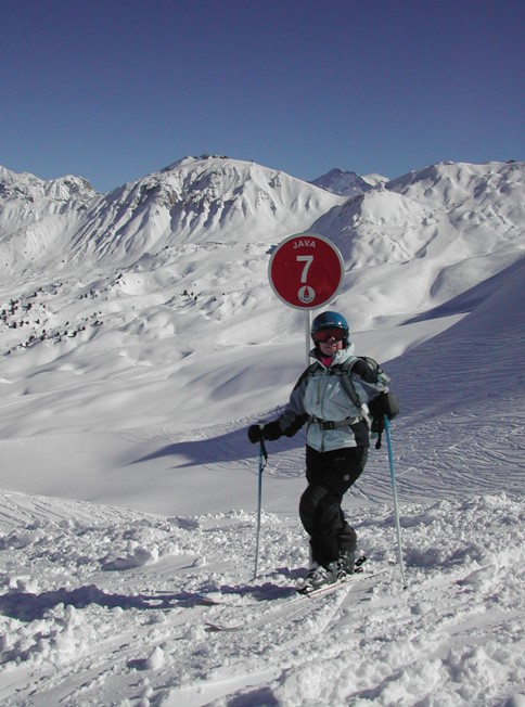 Sylvie skie sur la piste java